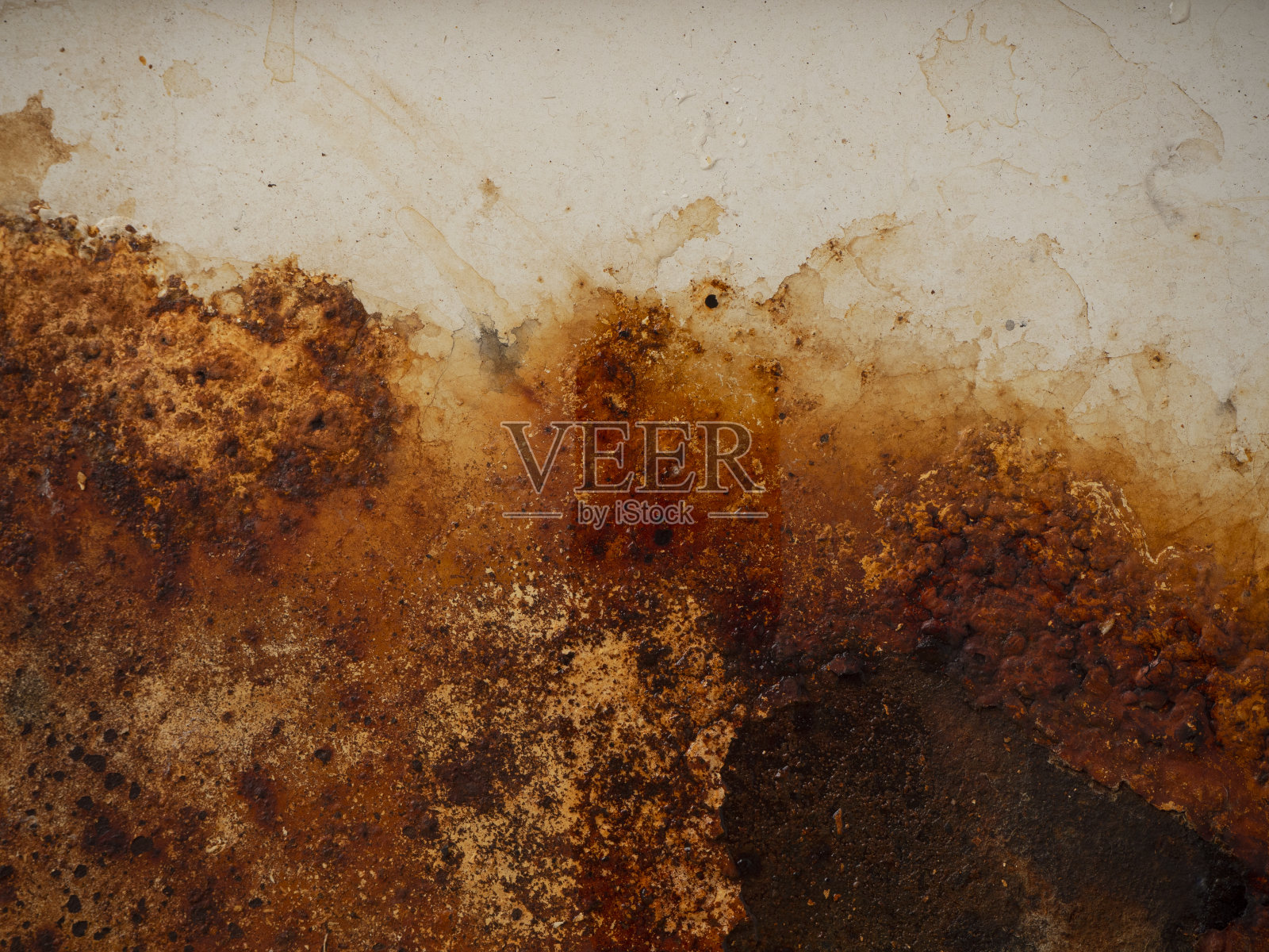 白色珐琅上有褐色和黄色的湿锈和污垢，还有水渍和水滴。照片摄影图片