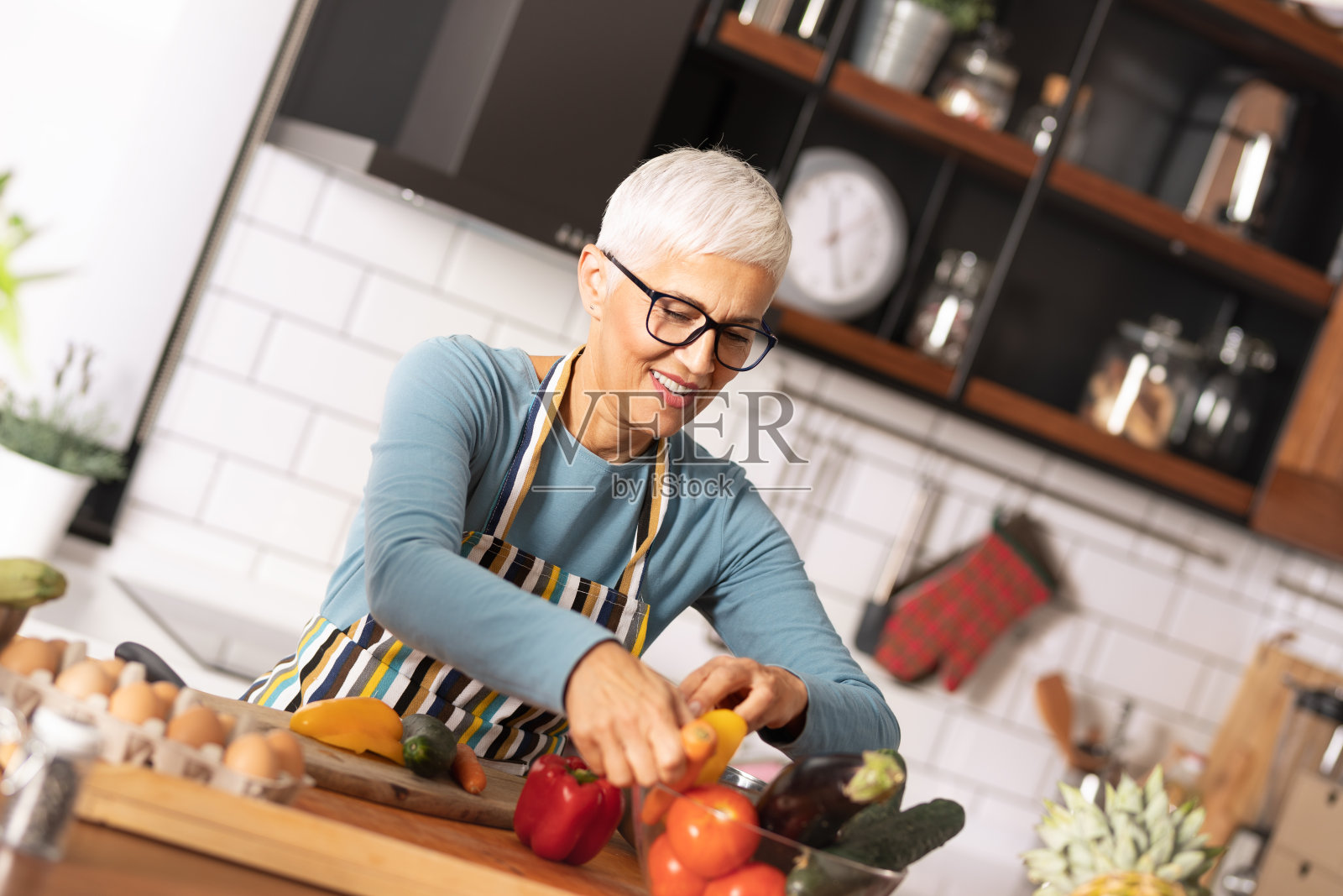 年长妇女在做饭照片摄影图片