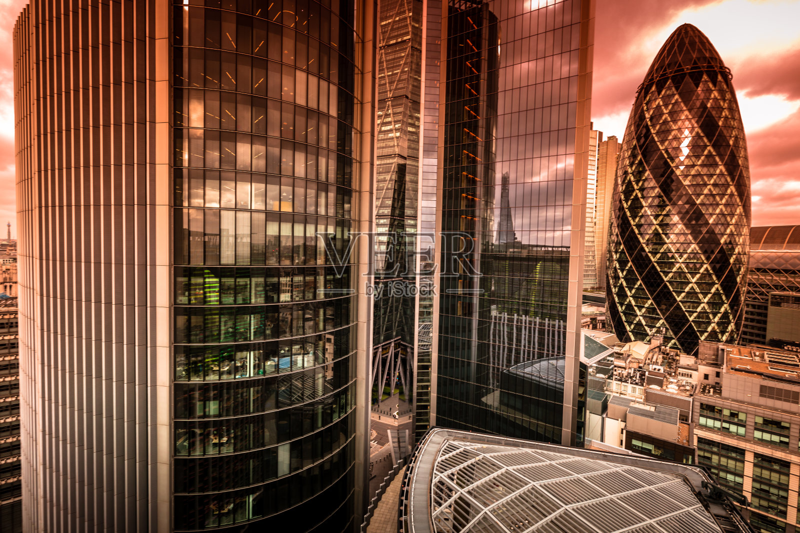 日落时分伦敦城市景观的未来主义现代建筑照片摄影图片