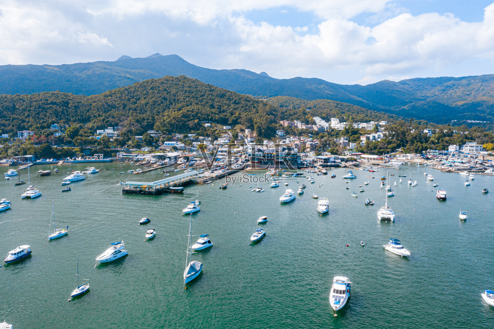 观景休闲，多艘游艇停泊于西贡沿岸，香港郊外，鸟瞰照片摄影图片