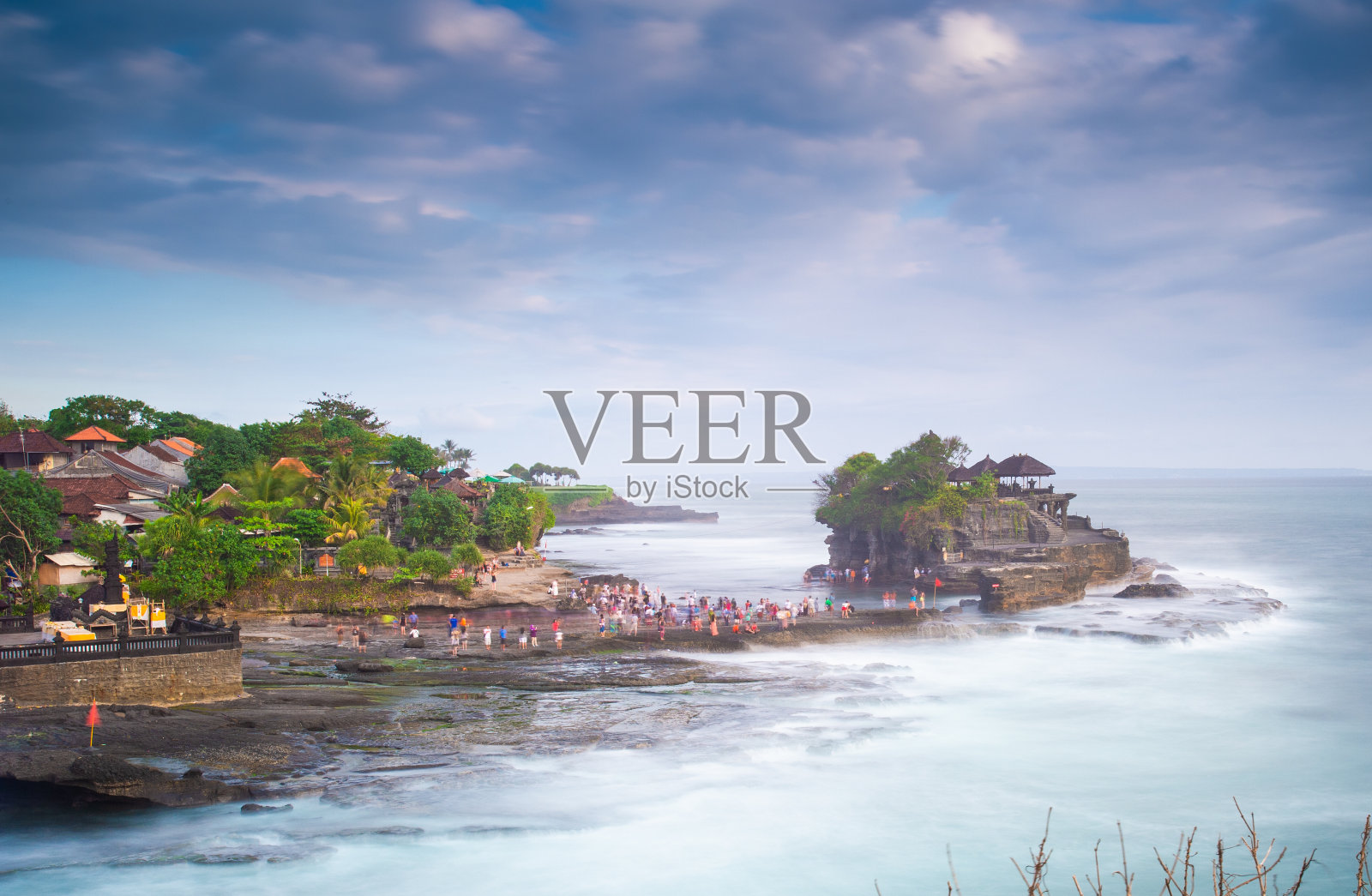 在印度尼西亚巴厘岛日落时，海上的塔纳洛特神庙的宽角视图照片摄影图片