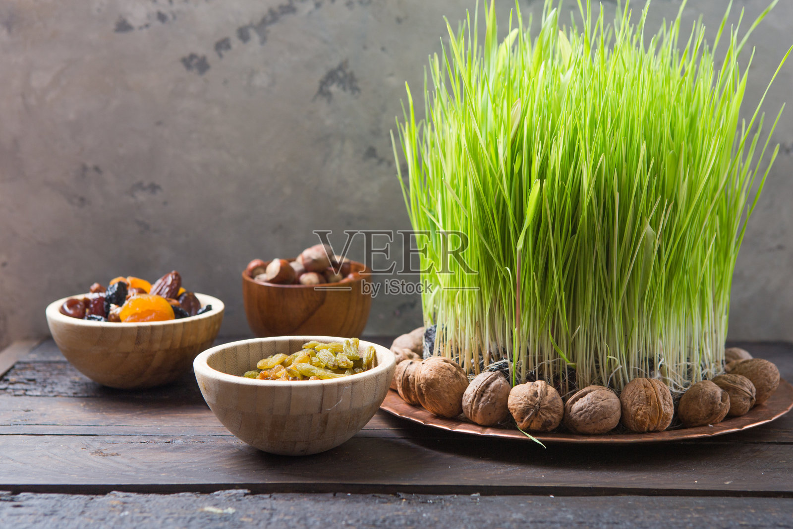 快乐的诺鲁孜节背景。庆祝各种干果、坚果、种子，灯光背景用绿草麦，拷贝空间俯视图照片摄影图片