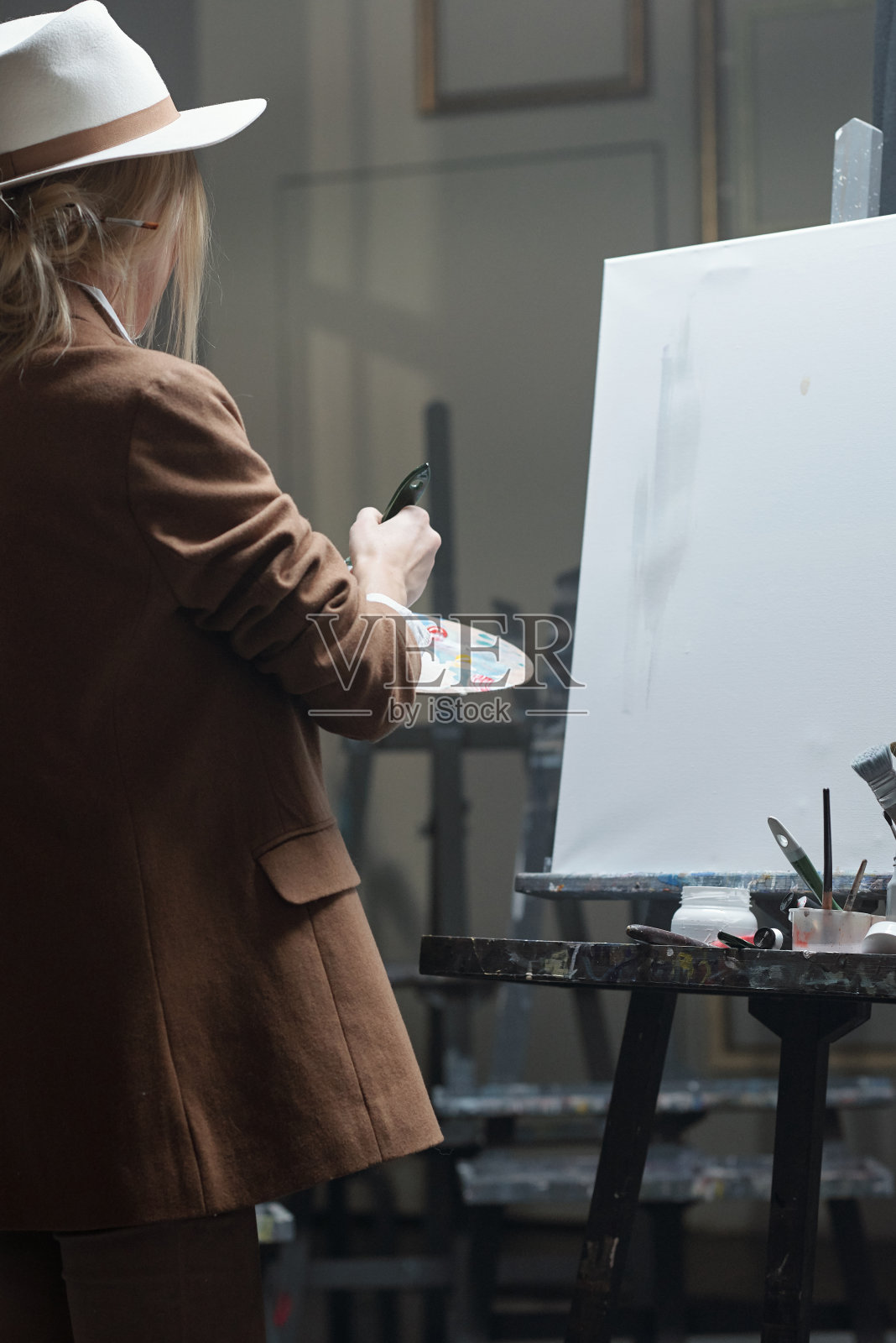 年轻女人画架前调色照片摄影图片