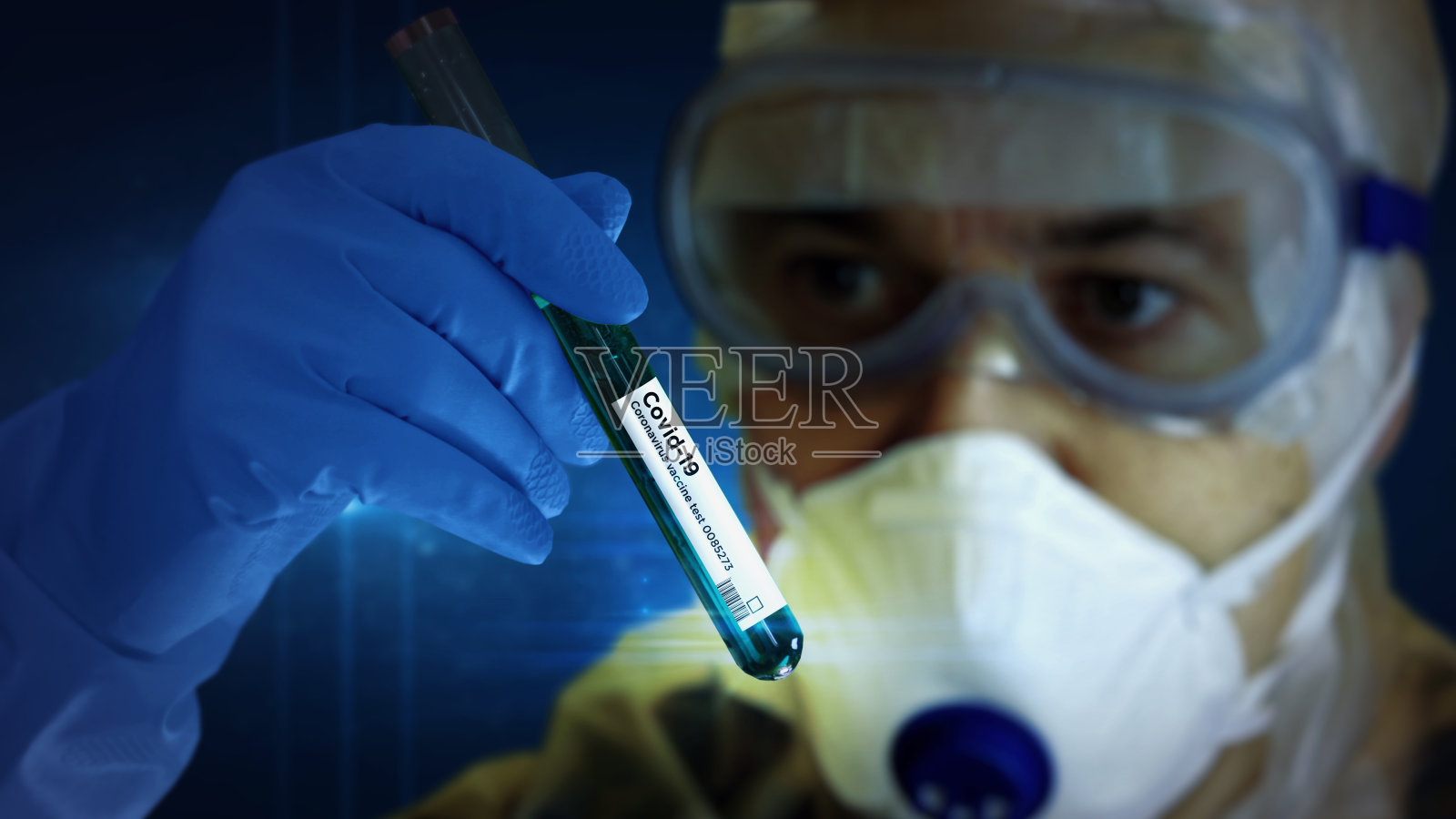 戴口罩的科学家进行病毒检测照片摄影图片