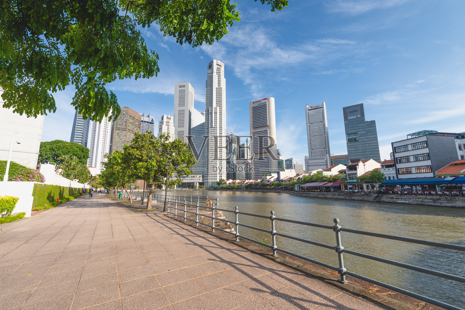 克拉克码头区广角拍摄有许多金融大厦、酒店和步行街的船码头和滨海湾区附近的一个受欢迎的旅游景点。照片摄影图片