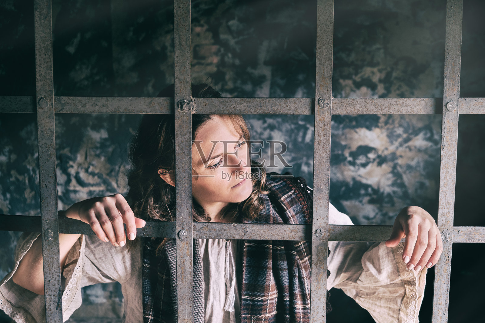 穿着复古的囚犯女子肖像照片摄影图片