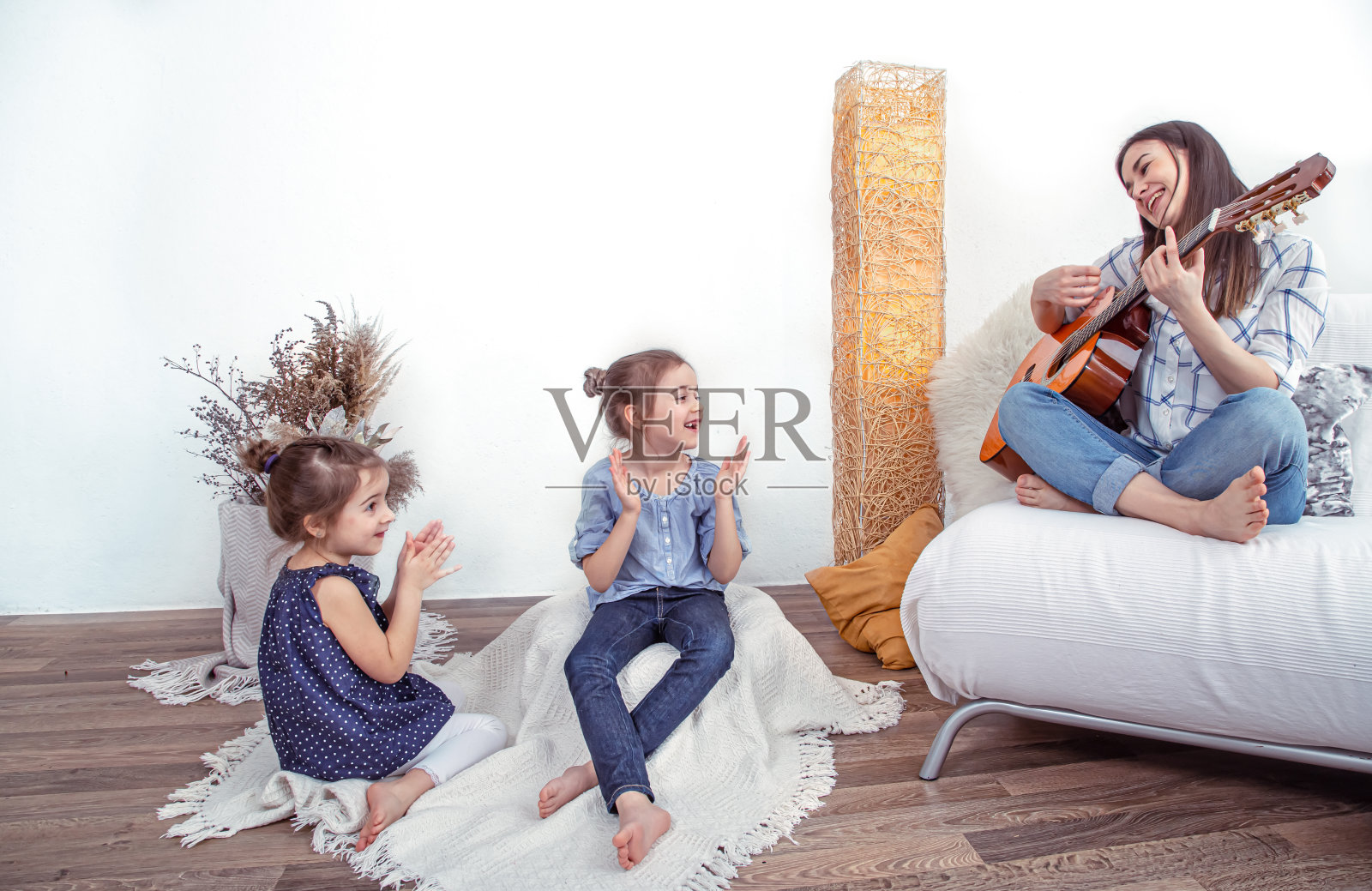 妈妈在家和女儿们玩耍照片摄影图片