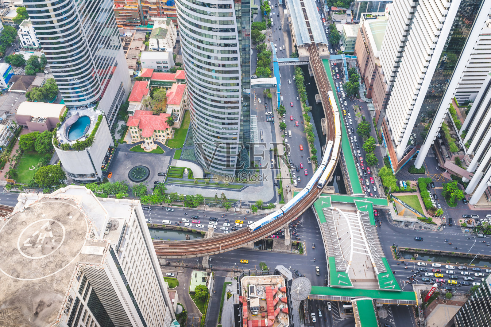 人行天桥Narathiwas-Sathorn。泰国曼谷中央商务区市中心崇农西空中火车站的空中漫步照片摄影图片