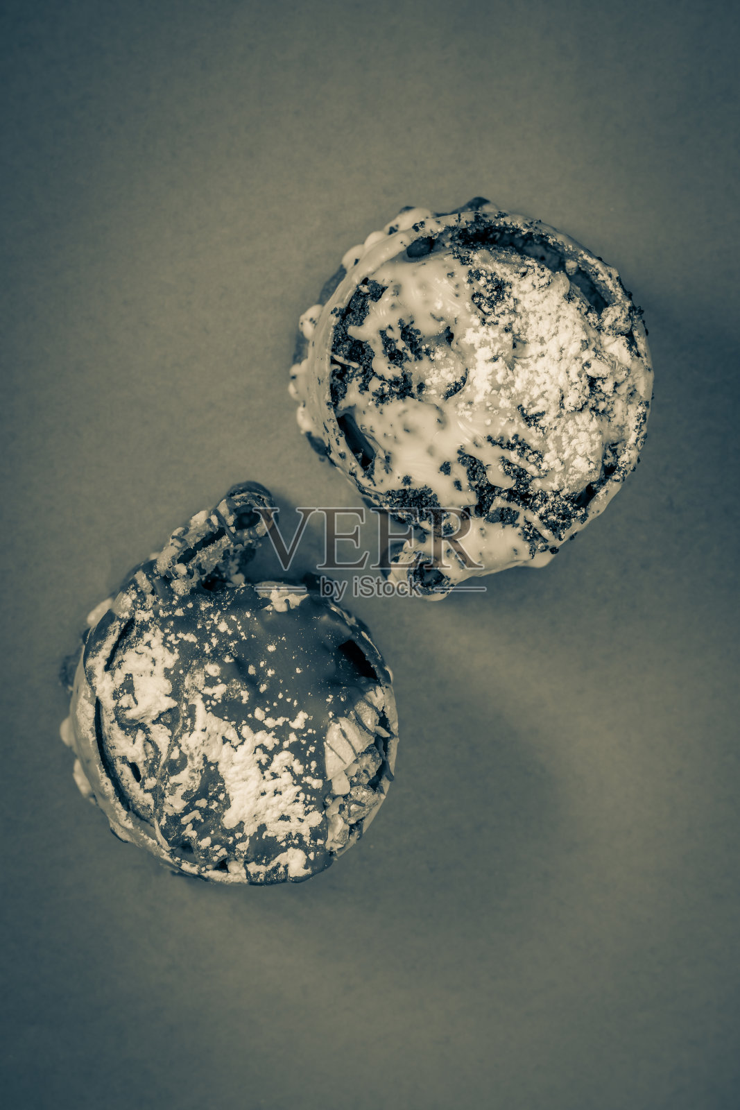 棕色和白色的巧克力酥皮上撒有巧克力屑照片摄影图片