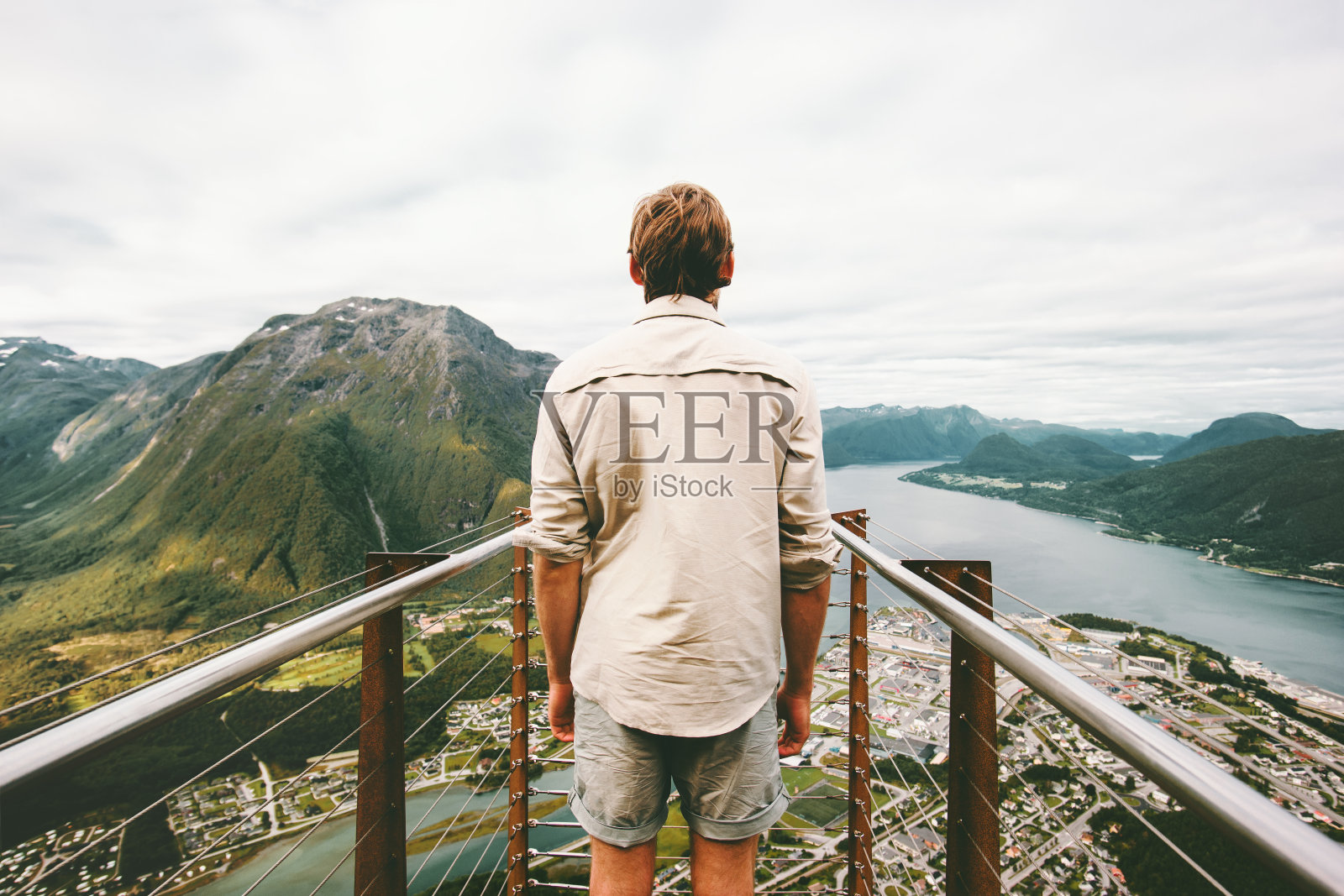 探索挪威：旅行者欣赏空中山景，健康生活方式探险之旅，独自站在Rampestreken观景点照片摄影图片