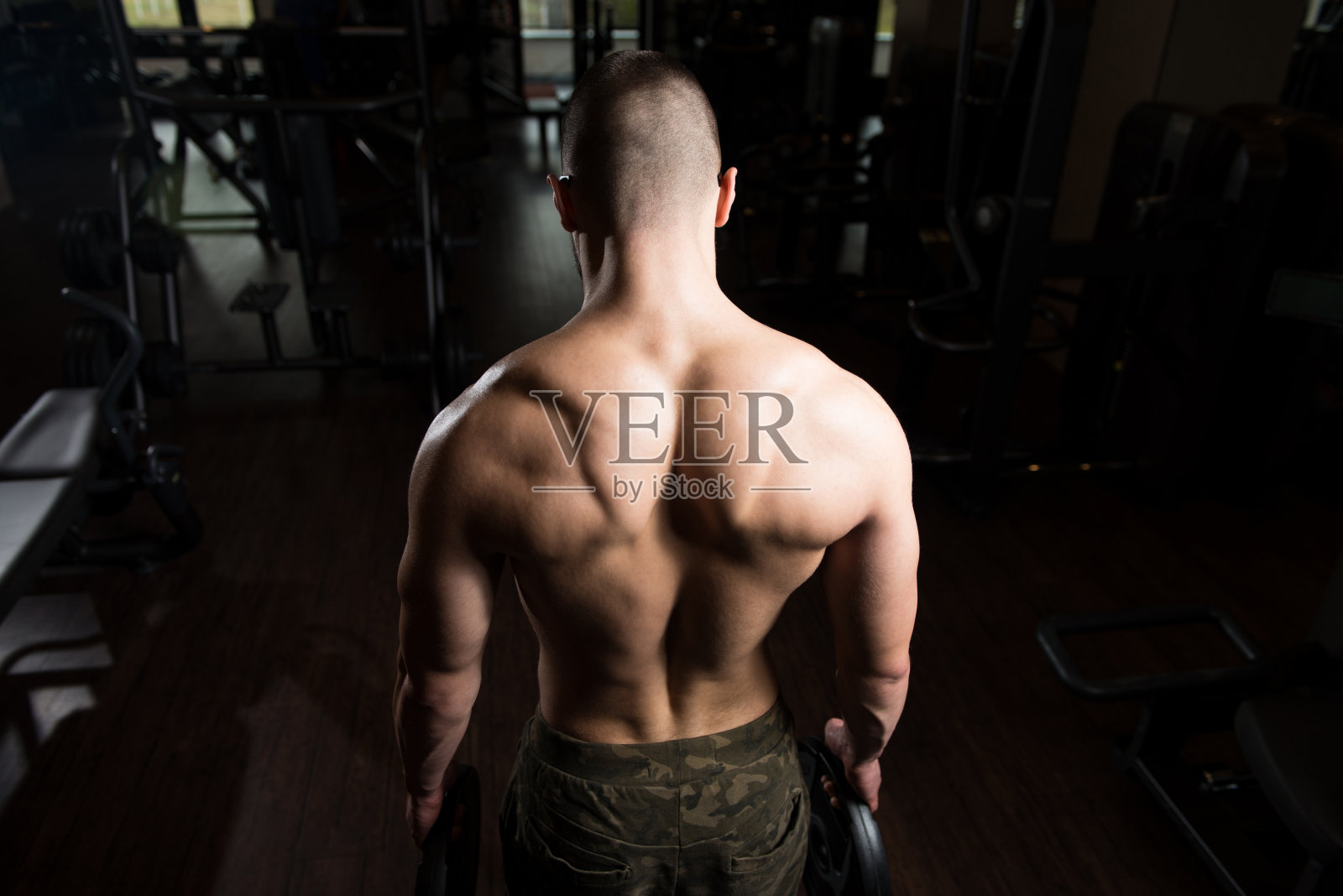 手握重物的健康男子照片摄影图片