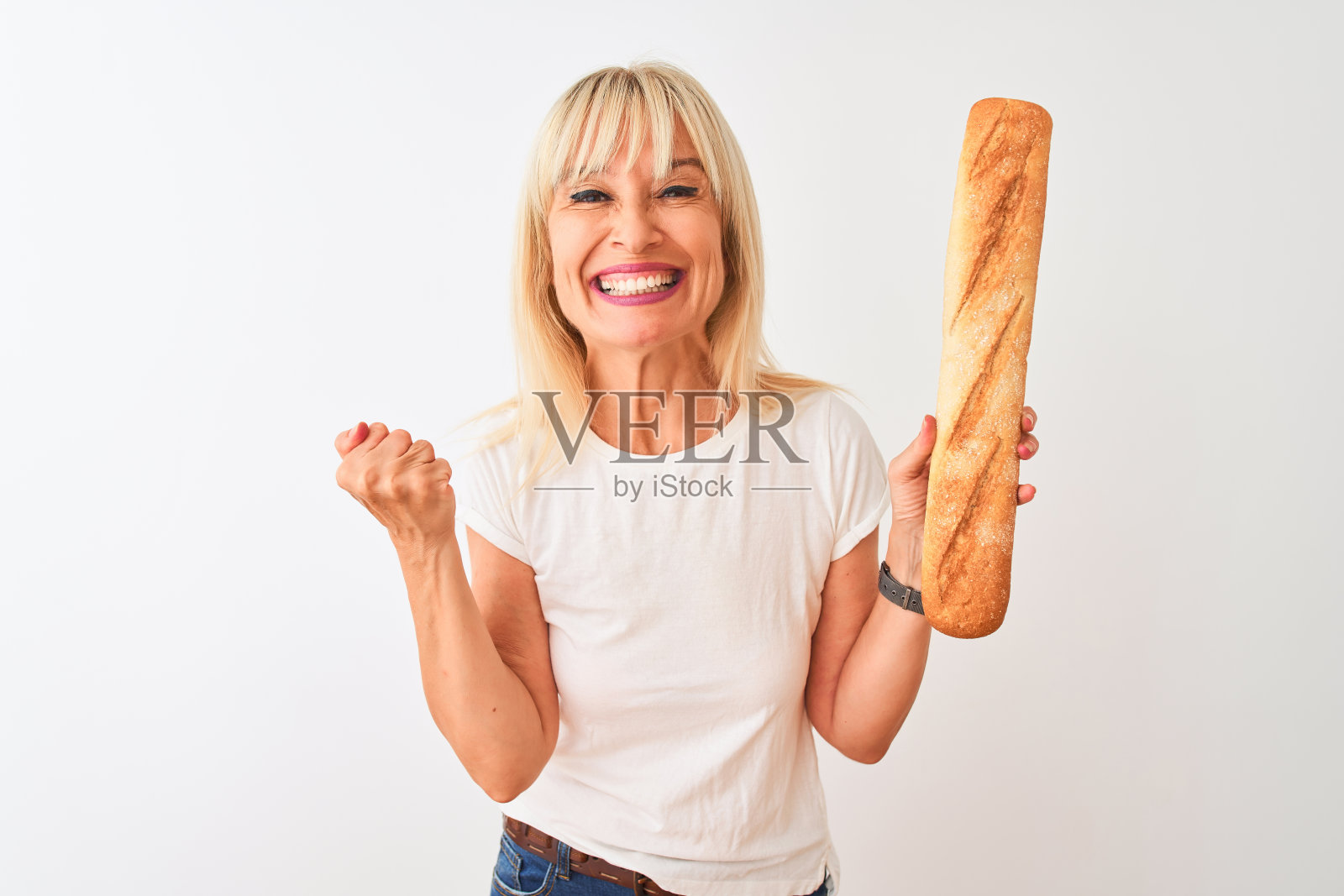 拿着面包，庆祝胜利的中年烘焙师照片摄影图片