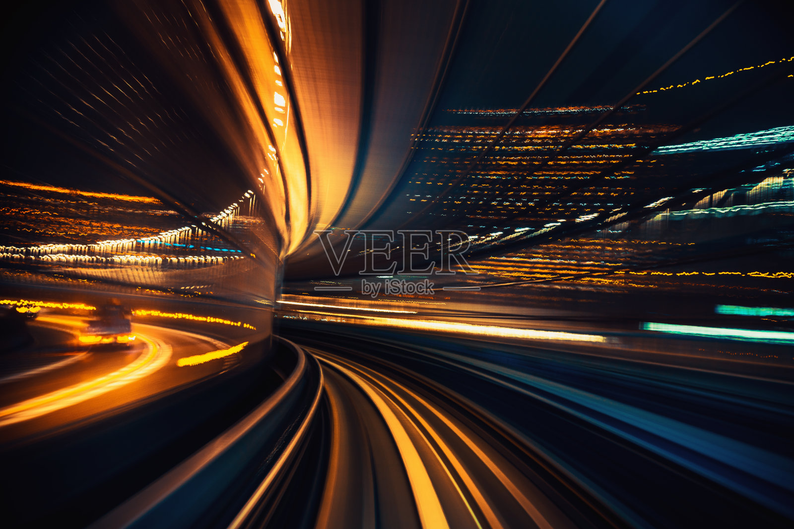 沿轨道行驶的高速列车，动态模糊抽象照片摄影图片