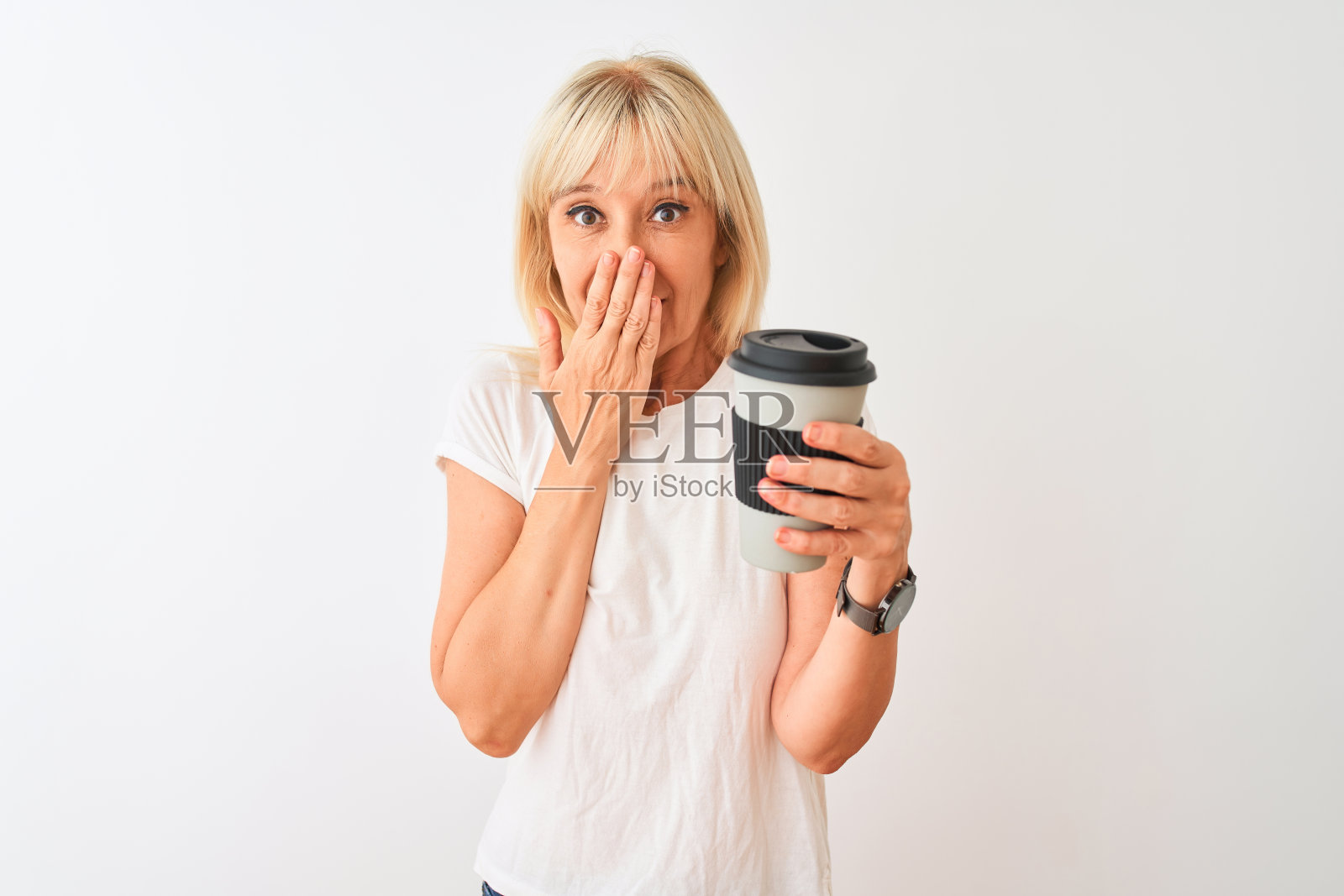 因犯错而感到震惊的中年妇女在喝外卖咖啡照片摄影图片