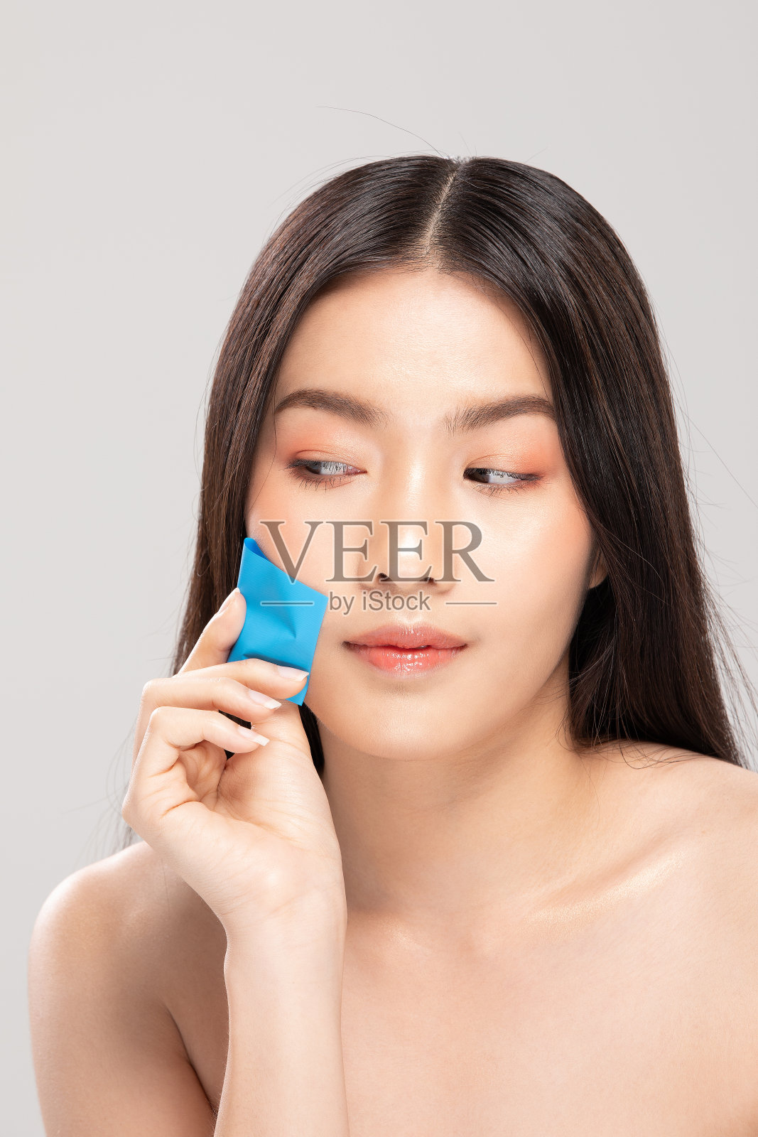 使用面部精油清洁膜去除面部油脂的亚洲美丽女性照片摄影图片