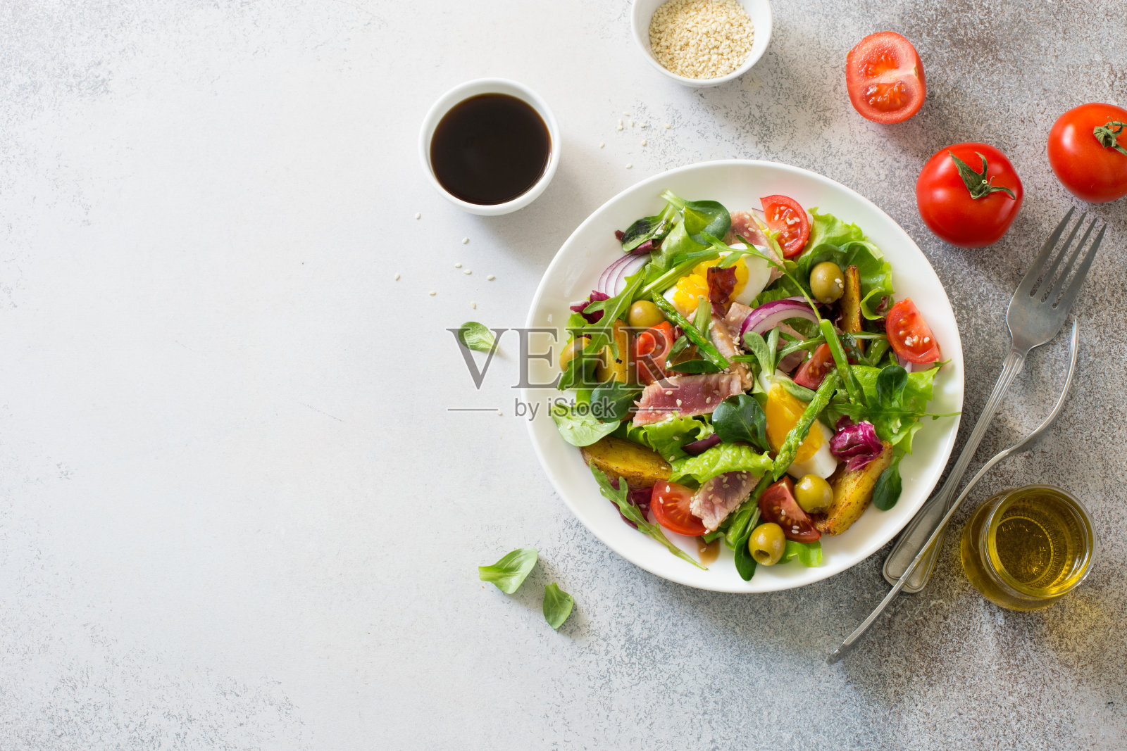 新鲜蔬菜，金枪鱼，鸡蛋和烤土豆沙拉照片摄影图片