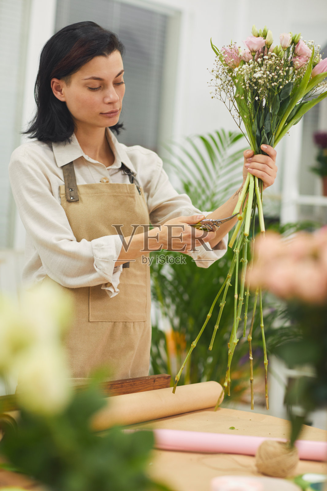 女人在花店里插花照片摄影图片