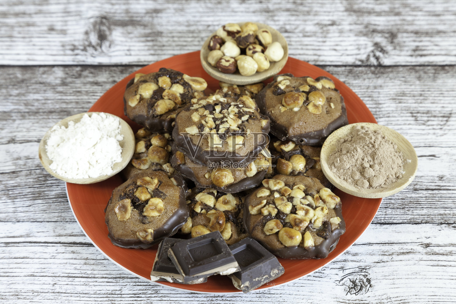 榛子和巧克力饼干，可可和榛子照片摄影图片