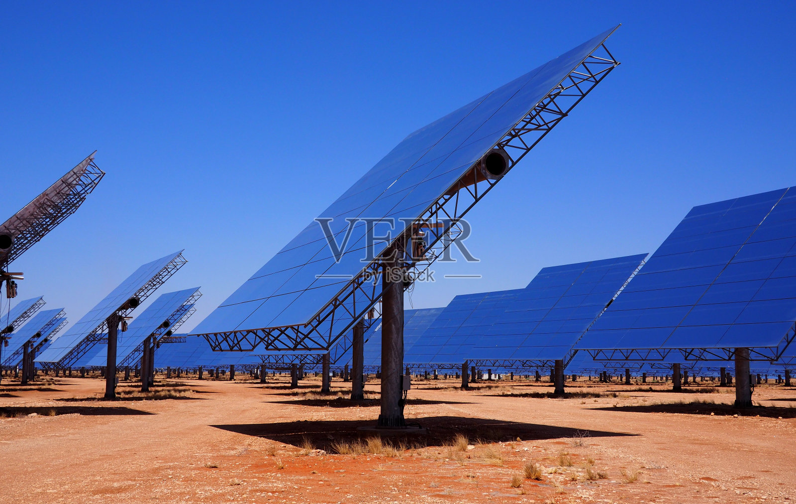太阳能热电厂的反射板，蓝天照片摄影图片