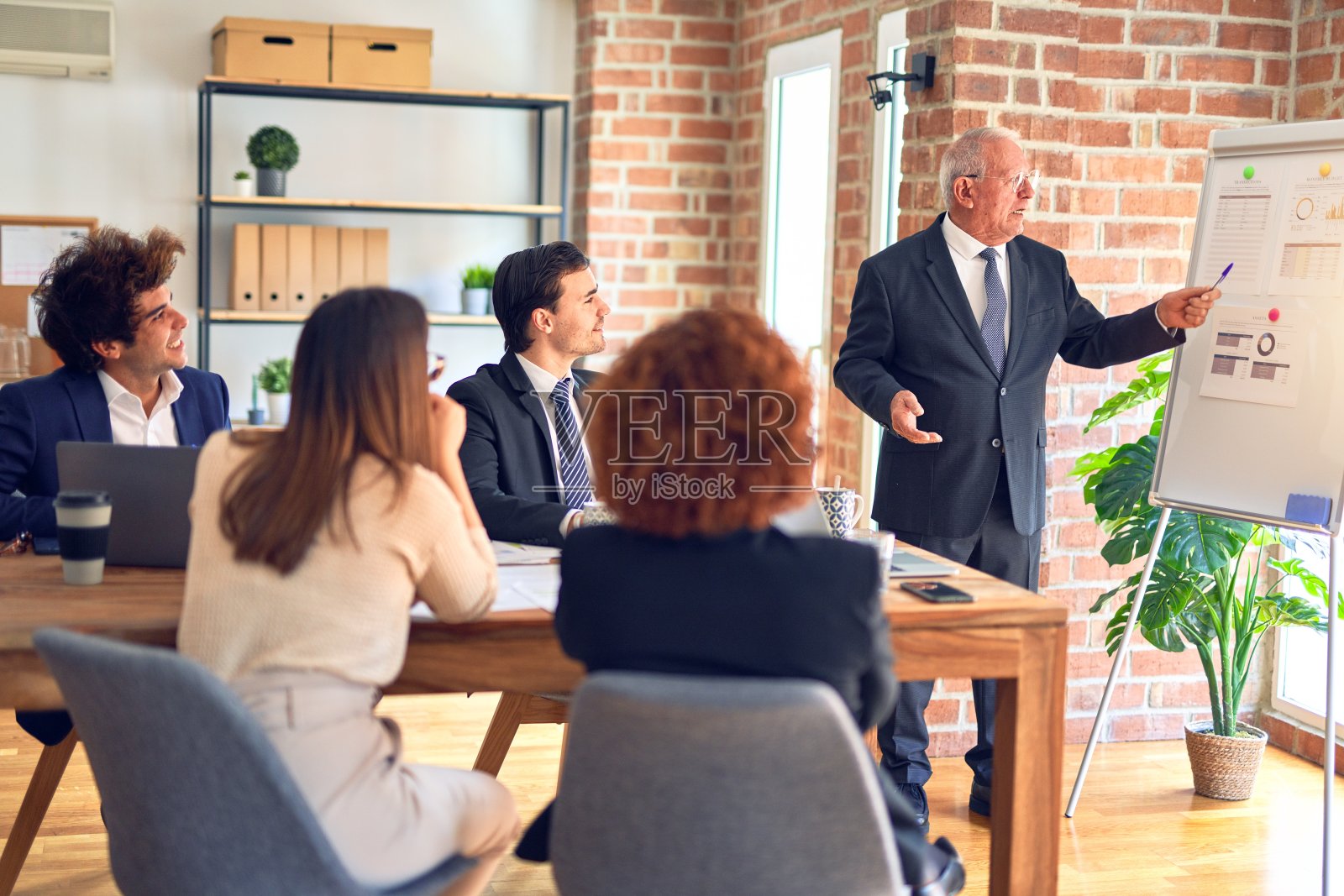 商务人士在会议中自信微笑照片摄影图片