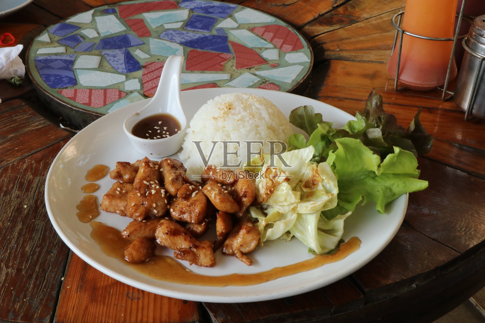 金枪鱼和蔬菜沙拉照片摄影图片