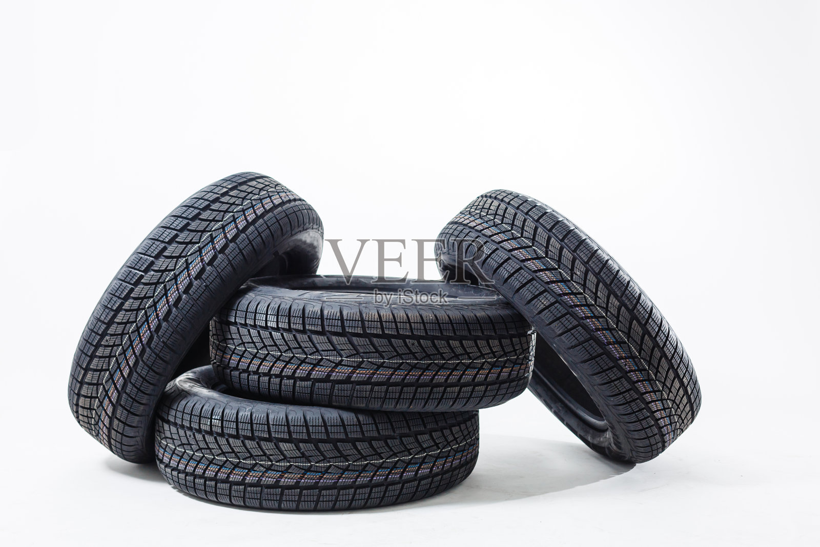 四个黑色轮胎孤立在白色背景上照片摄影图片