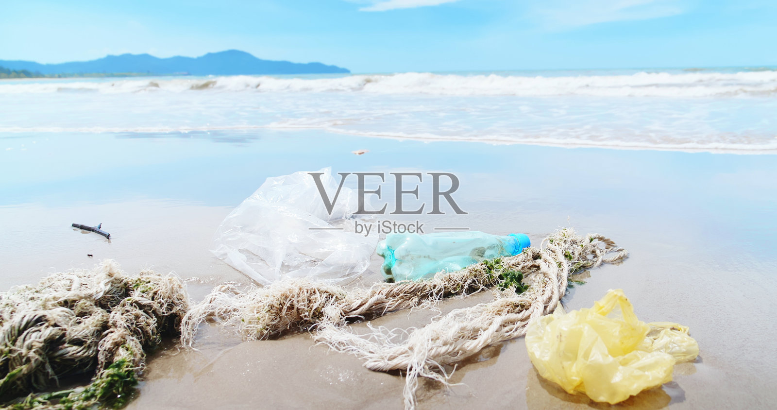 海滩上的塑料垃圾照片摄影图片