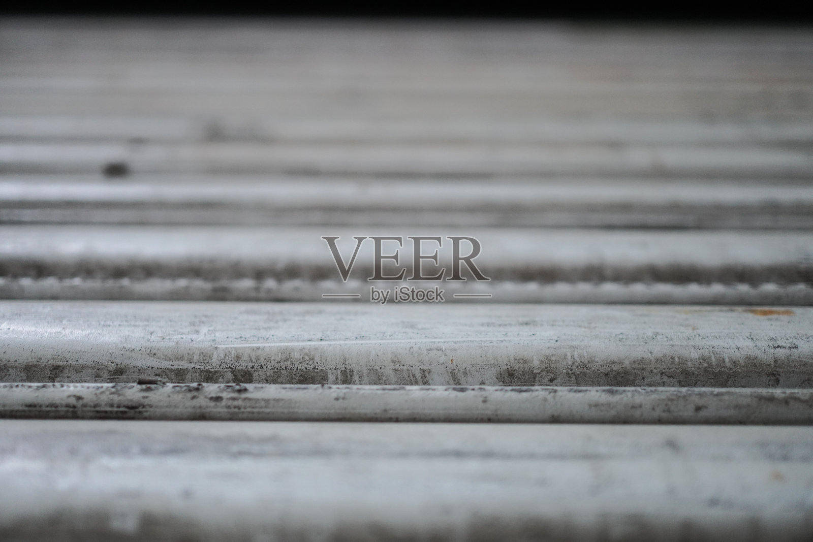 靠近头顶的门。这种材料是金属做的。查找。照片摄影图片