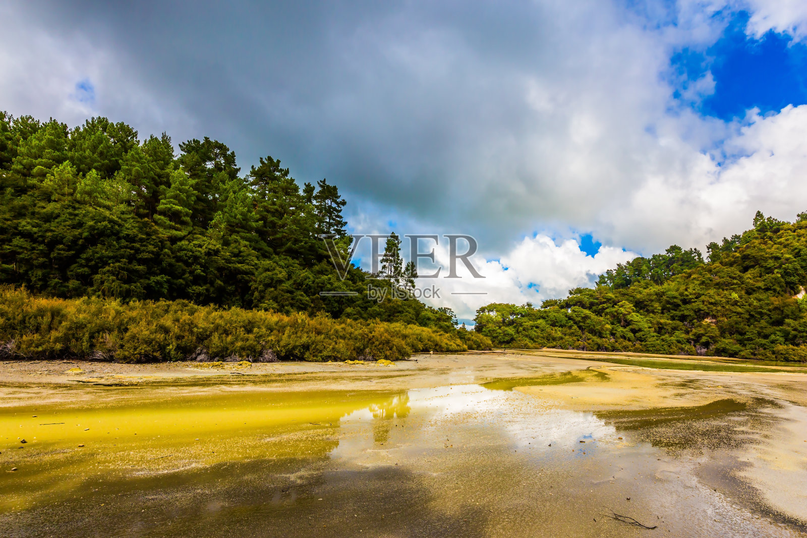 有淡黄色不透明水的湖照片摄影图片