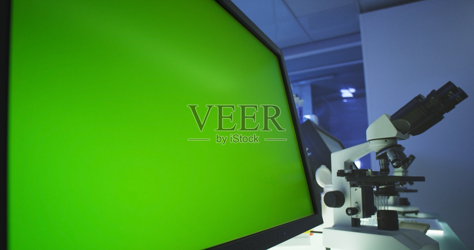 科学实验室。电脑屏幕上的色度键。照片摄影图片