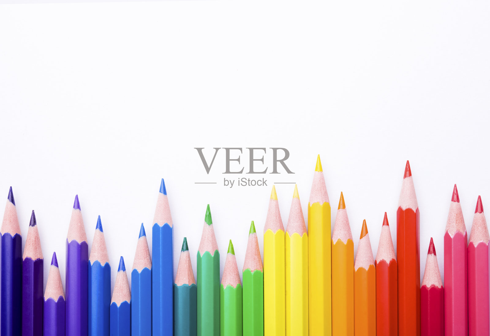 白色背景上不同颜色的铅笔。用彩色铅笔组成，特写，文字空间照片摄影图片