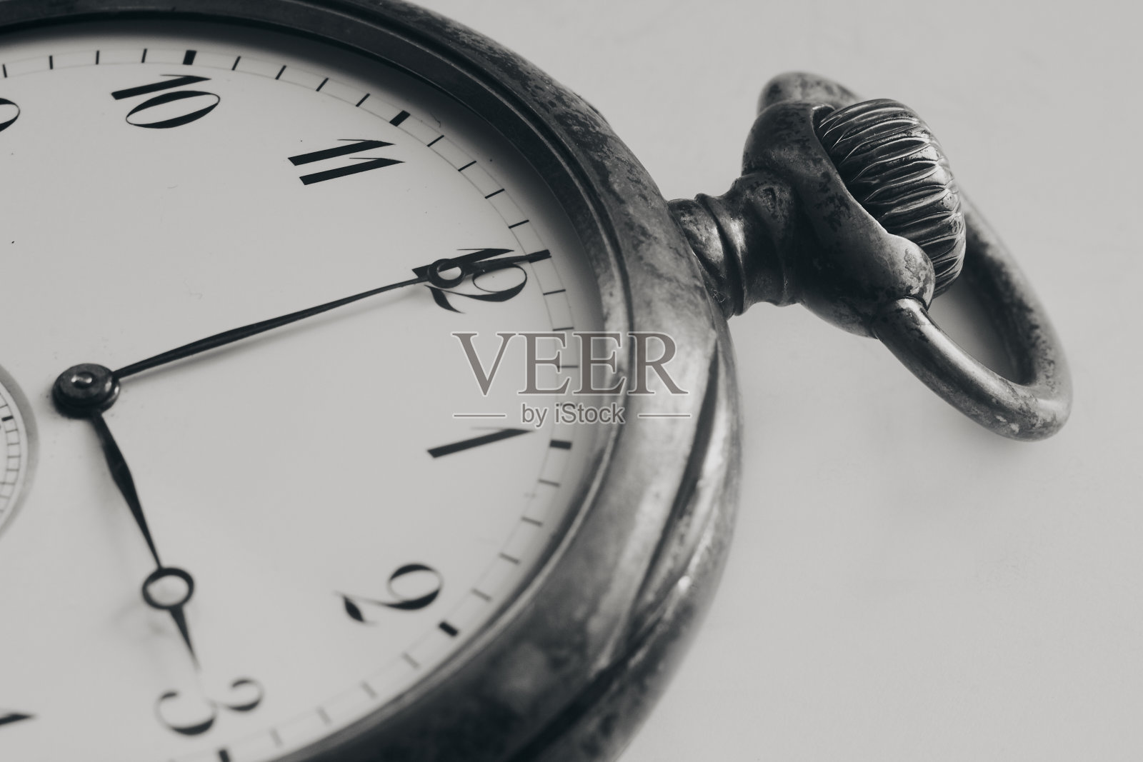 靠近银旧怀表。古董时钟。古董的概念。黑白图像。照片摄影图片