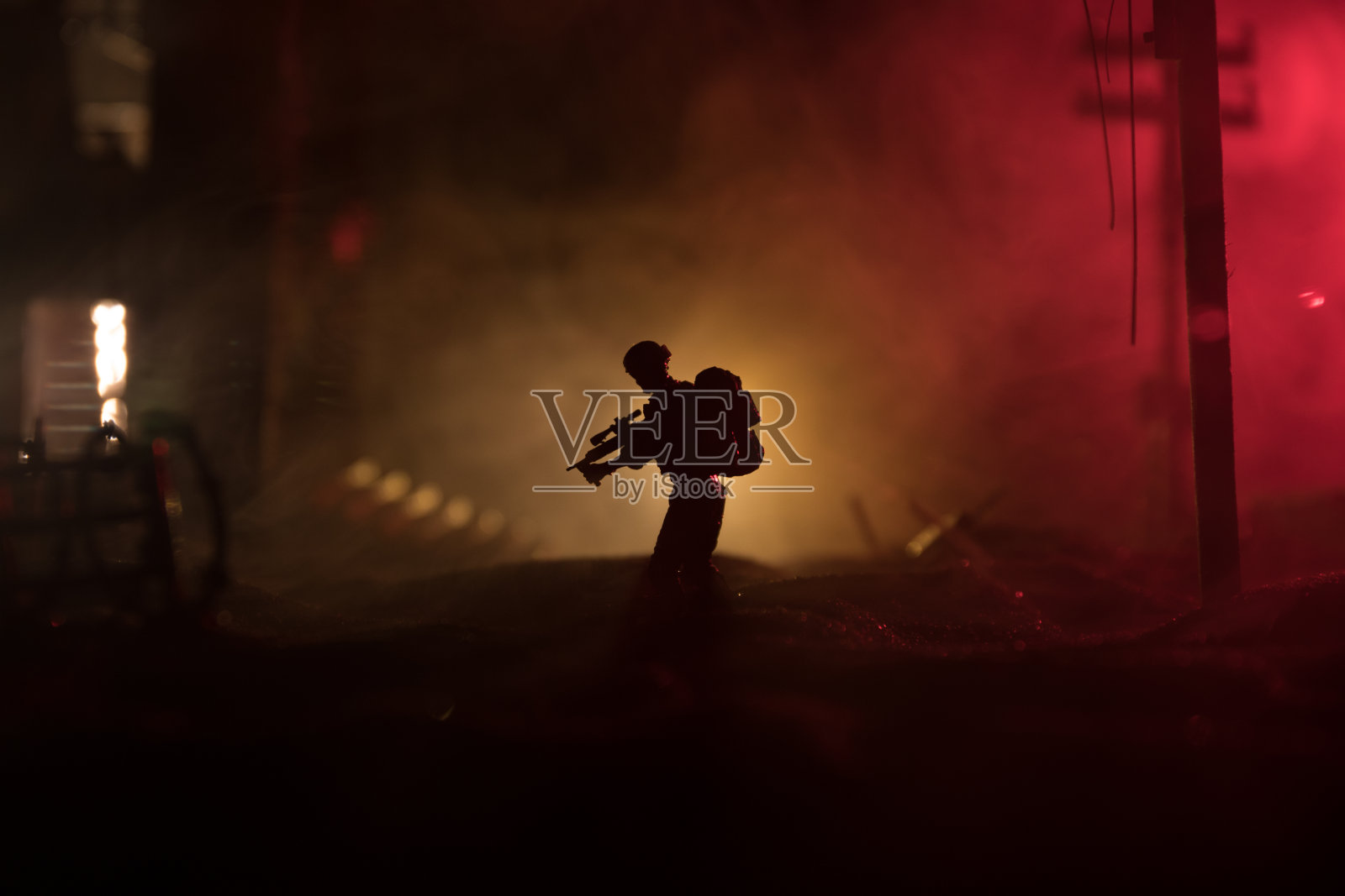 战争的概念。军事剪影战斗场景的战争雾天空的背景，世界大战士兵剪影下多云的天际线在晚上。照片摄影图片