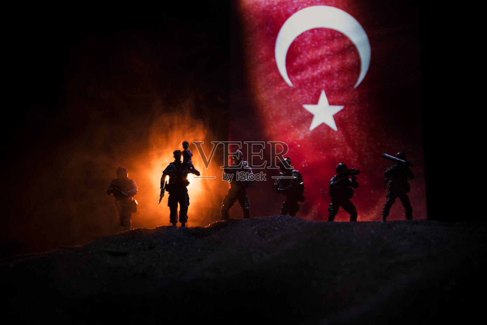 士兵持步枪剪影，背景为土耳其国旗照片摄影图片