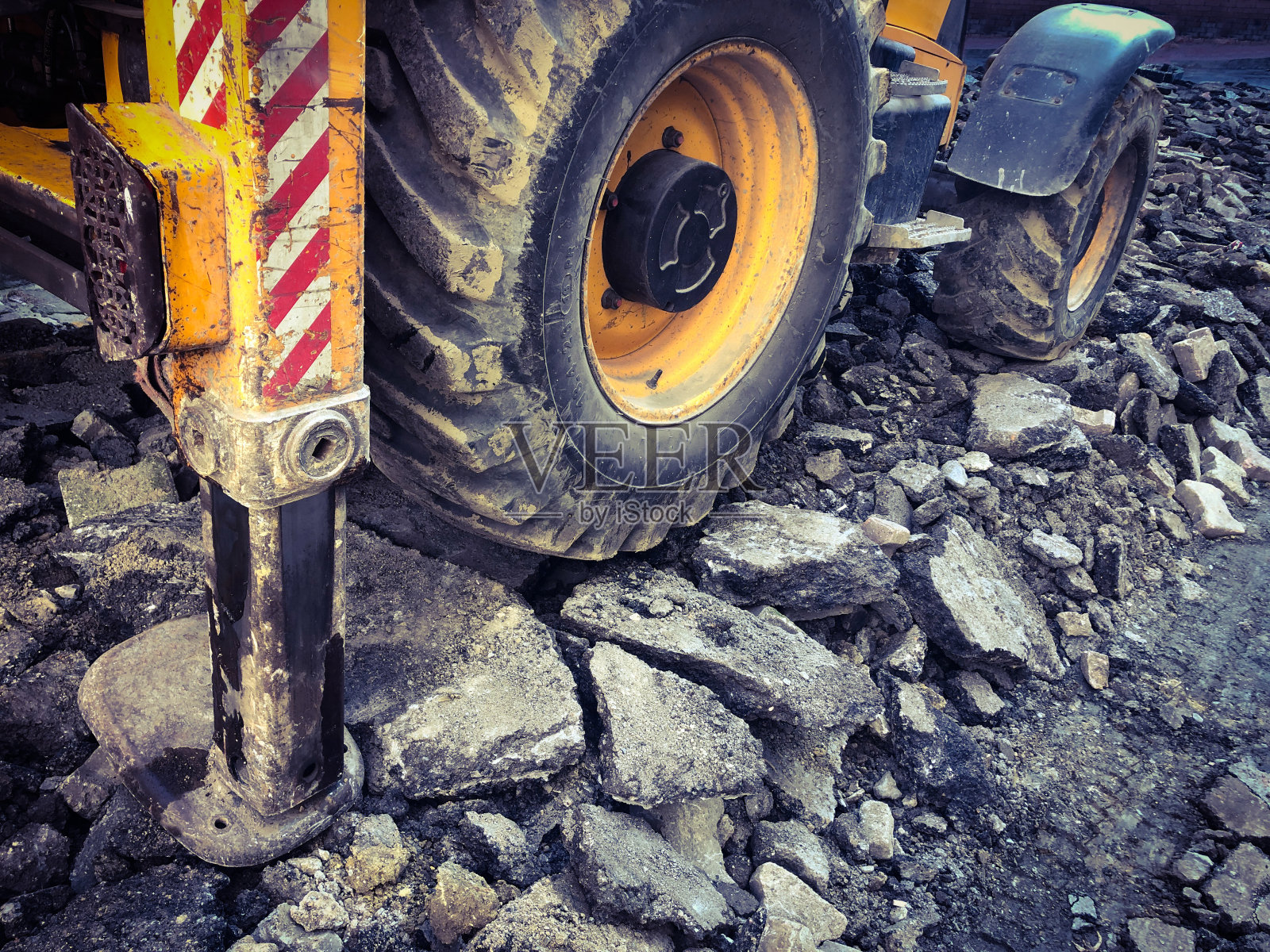 斗轮式装载机在道路上施工照片摄影图片