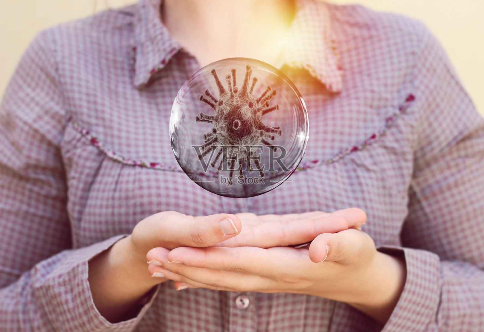 近距离观察在透明气泡中感染COVID-19冠状病毒的女性照片摄影图片