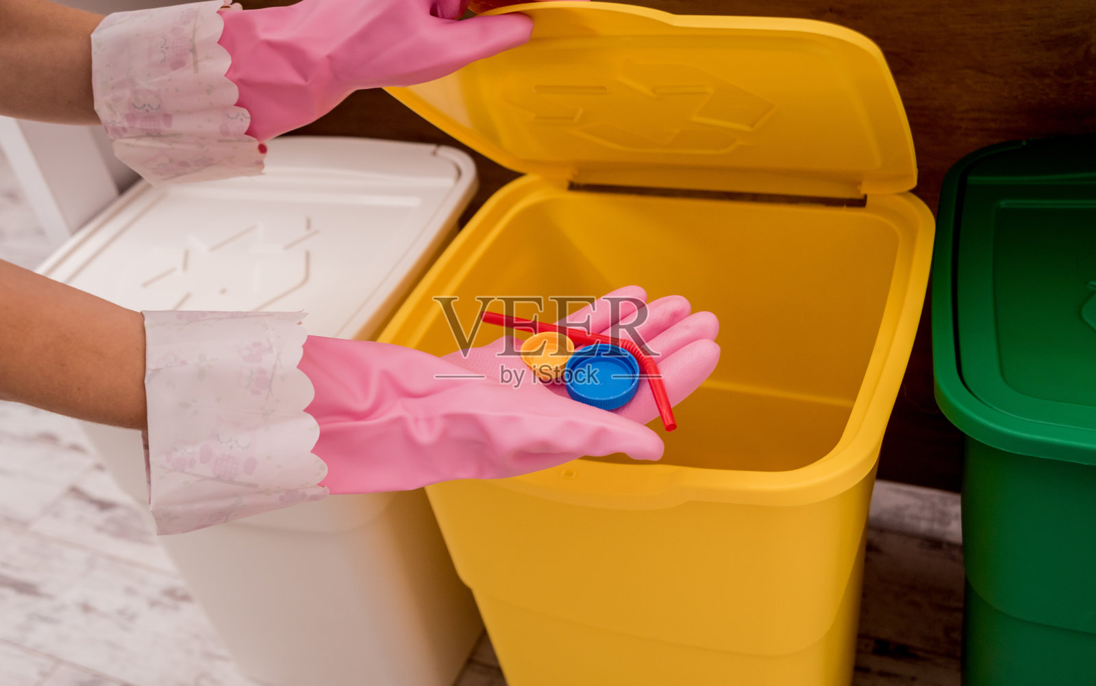 小女孩在厨房里分类垃圾。回收的概念。“零浪费”照片摄影图片