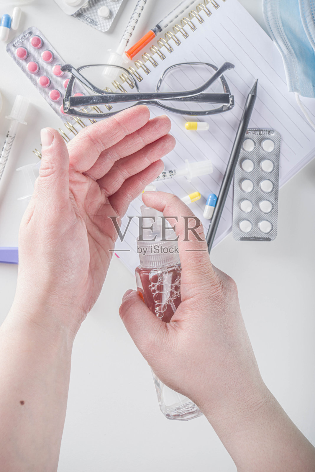 医生用杀菌剂洗手照片摄影图片