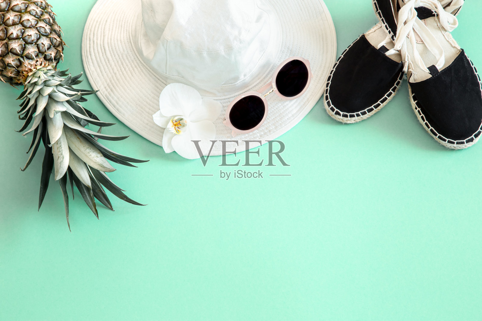 夏日时尚背景搭配夏日不同配饰。照片摄影图片