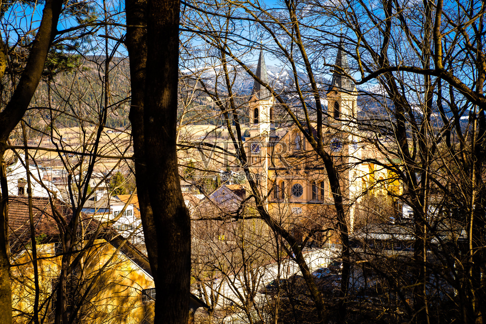 意大利布鲁内克圣母升天教堂塔楼时钟照片摄影图片