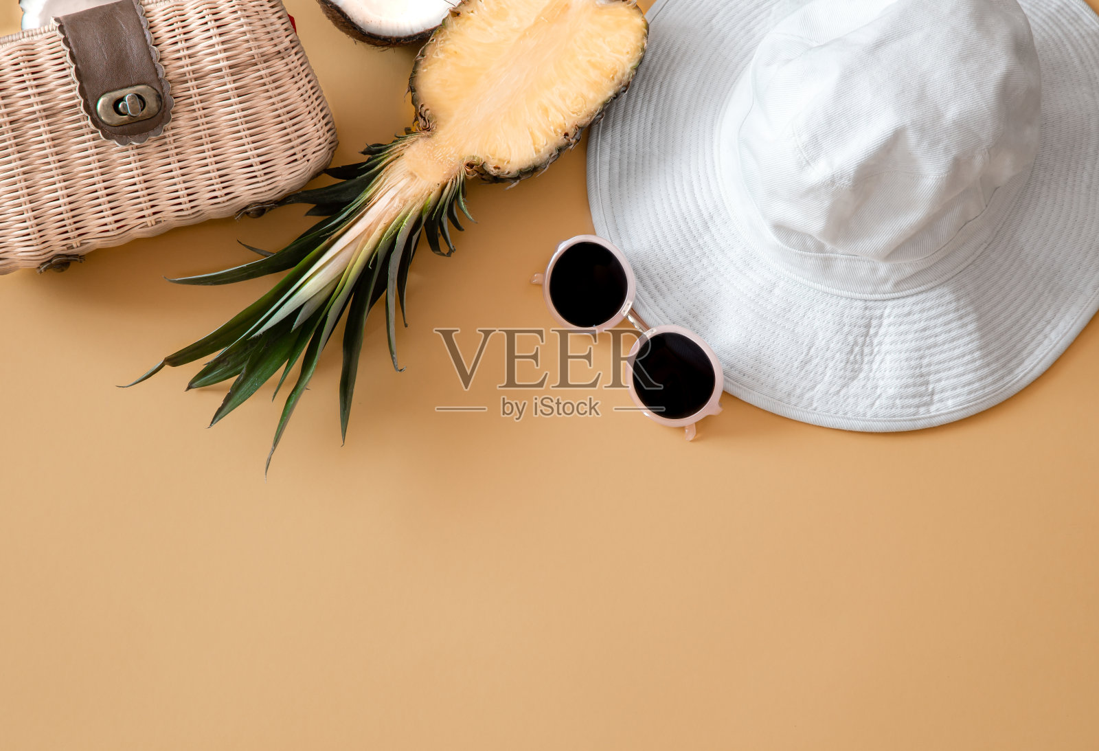 夏日时尚背景搭配夏日不同配饰。照片摄影图片