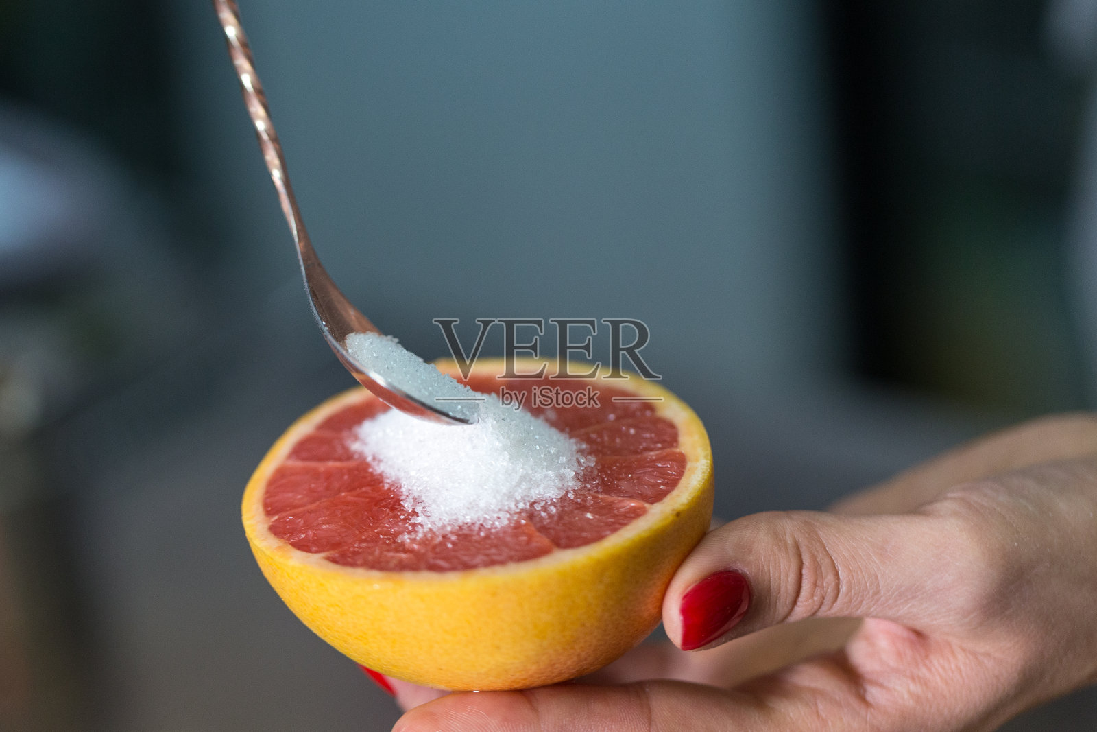 专业的酒保会在葡萄柚上撒糖。照片摄影图片