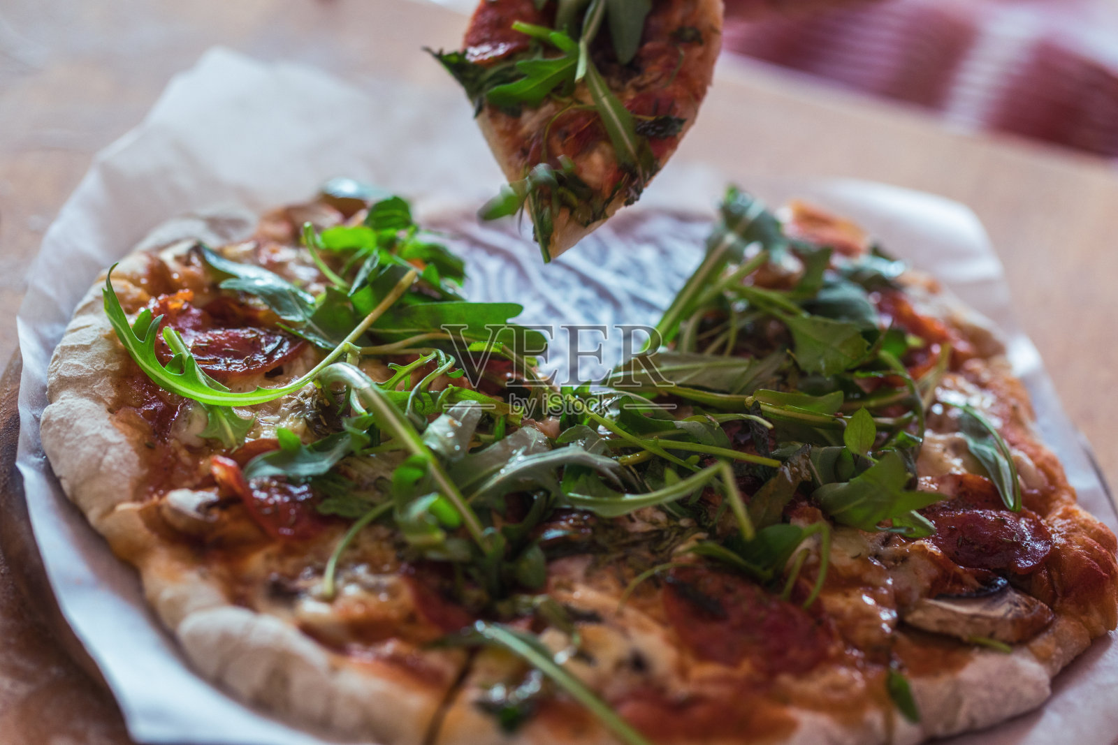 用火箭树叶自制的披萨照片摄影图片