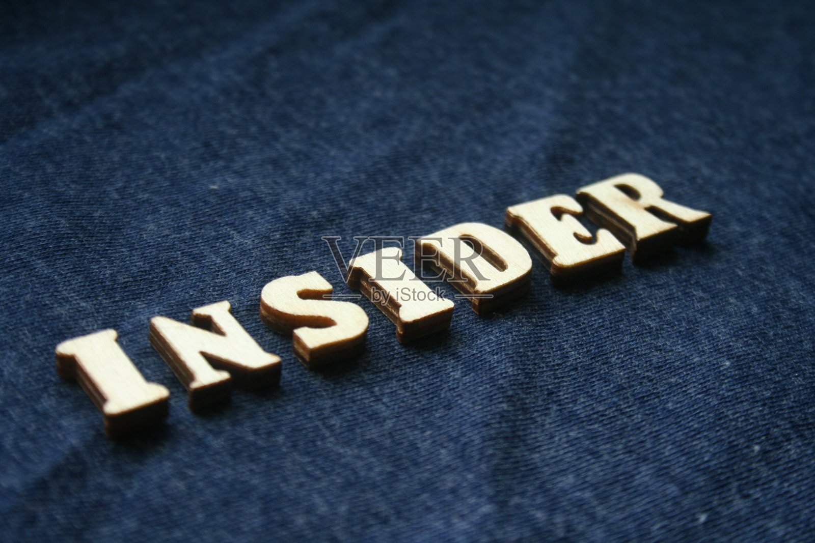 深蓝色背景的内部信件。照片摄影图片