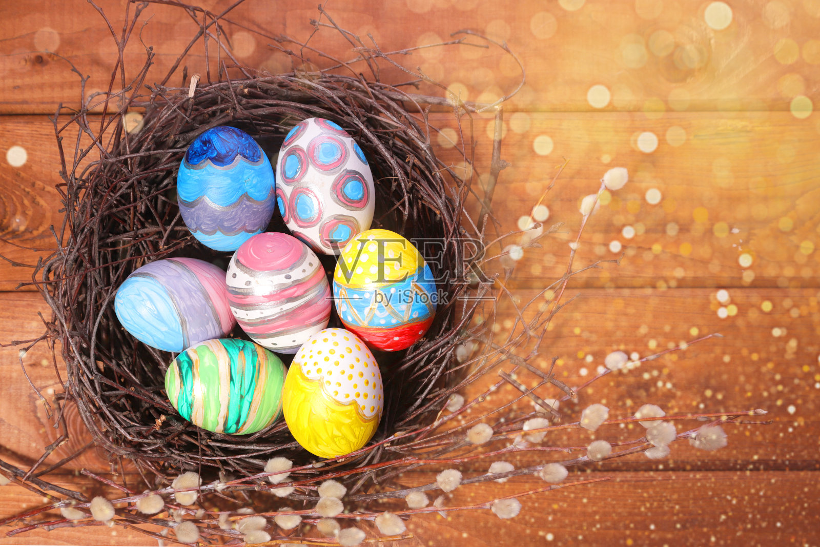 复活节彩蛋卡片放在一张木桌上的鸟窝里照片摄影图片