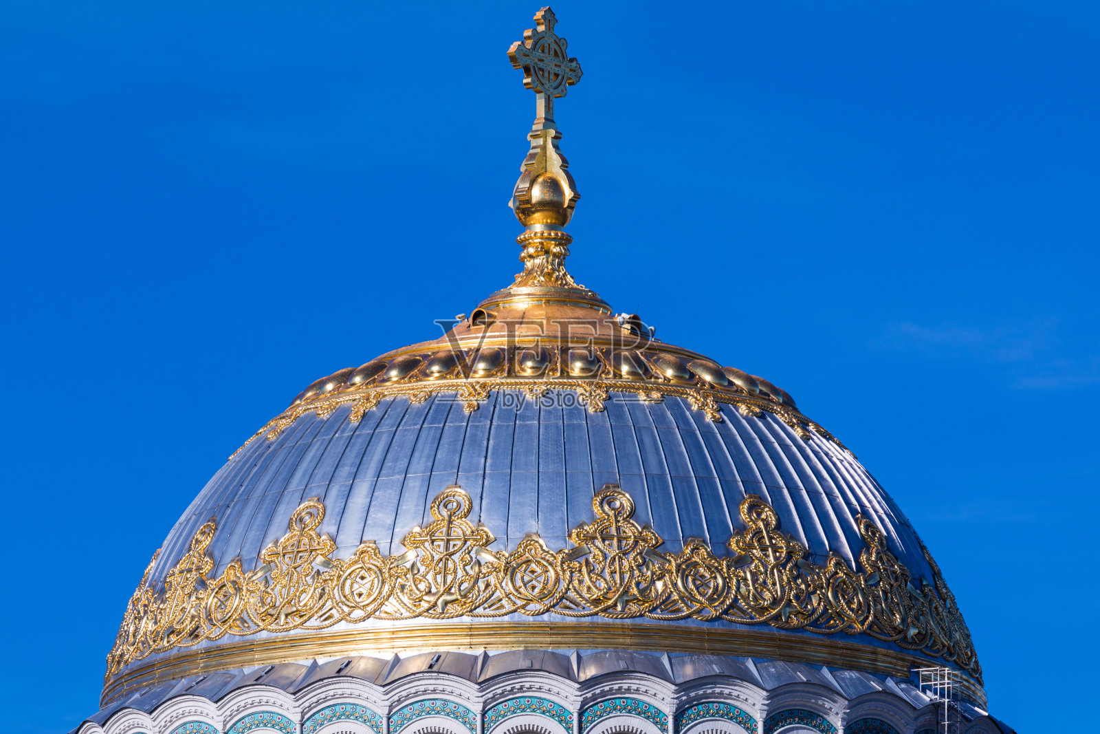 美丽的圆顶或圆顶的东正教海军大教堂圣尼古拉斯在克朗斯塔特，俄罗斯在晴朗的日子里，在蓝天的背景与白色的云覆盖镀金或十字架照片摄影图片