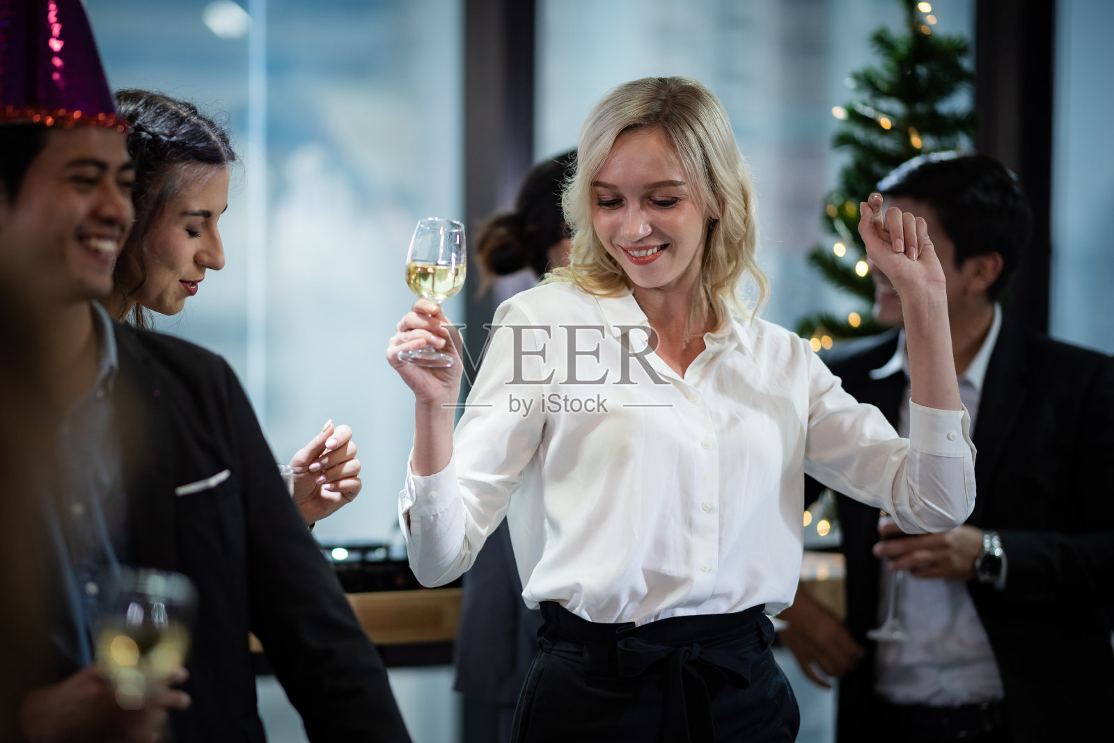 年轻商人在2020年新年派对上玩乐照片摄影图片