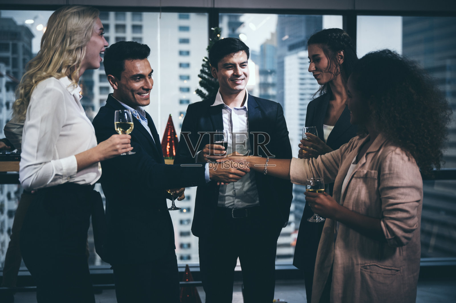 商务人士庆祝成功概念照片摄影图片