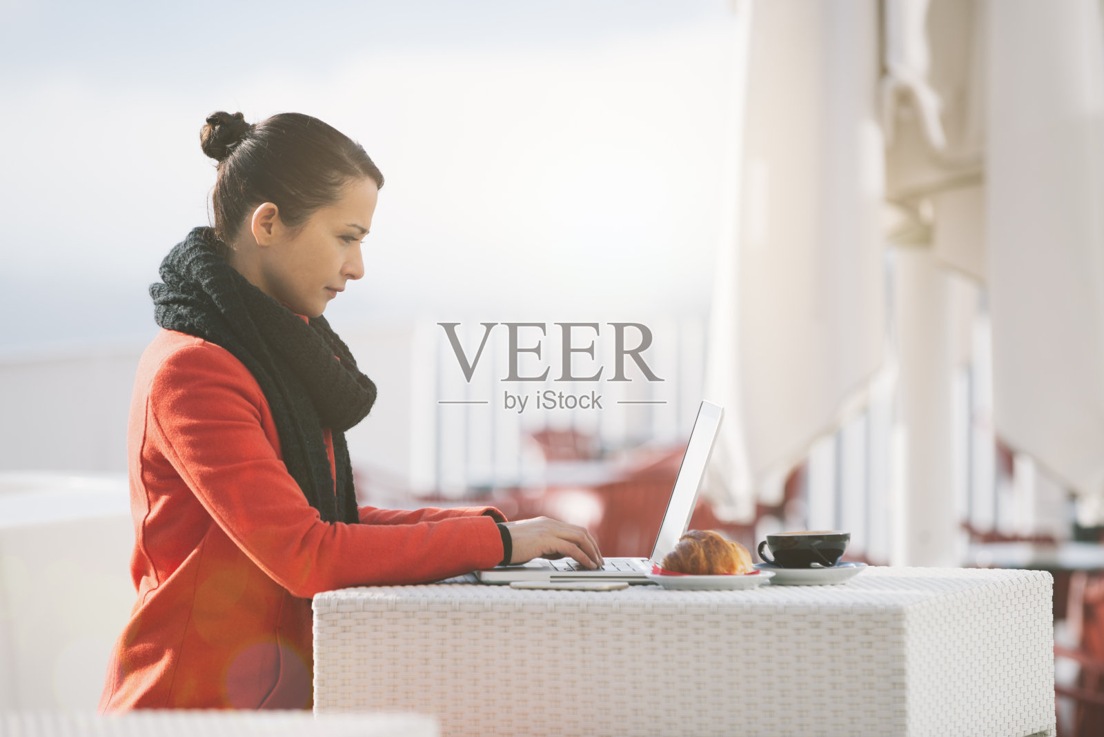 使用电脑的迷人女性照片摄影图片