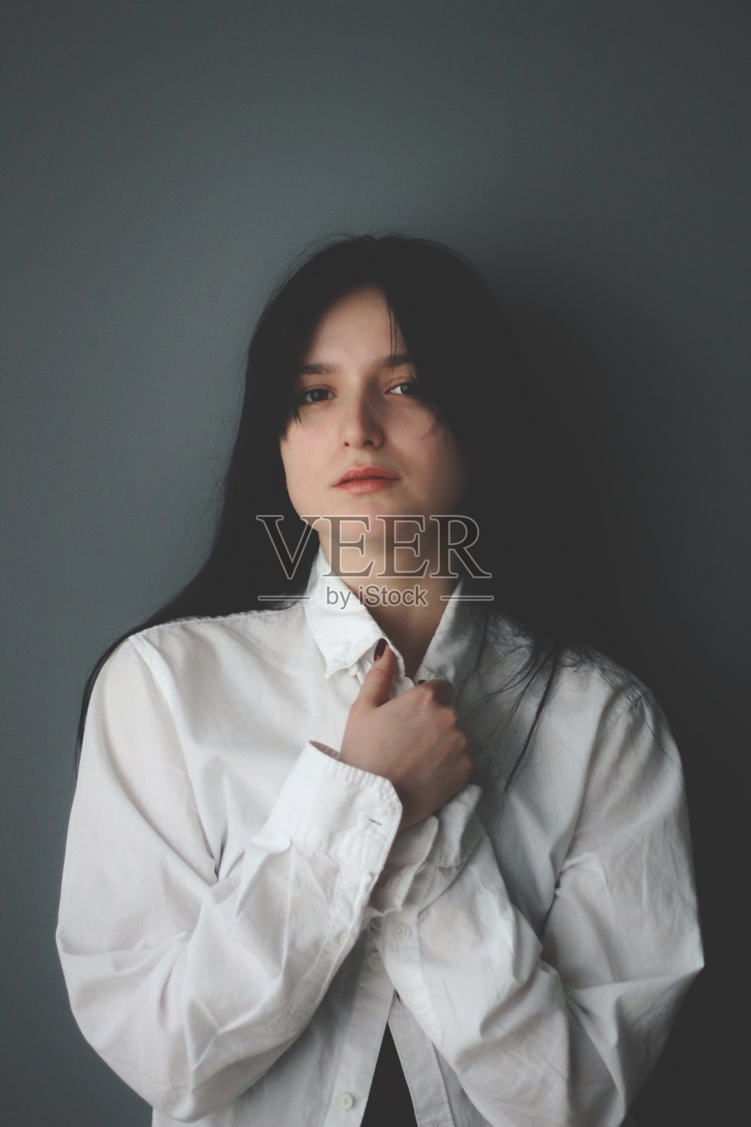 漂亮的白人褐发女孩在家，情绪化的肖像照片摄影图片